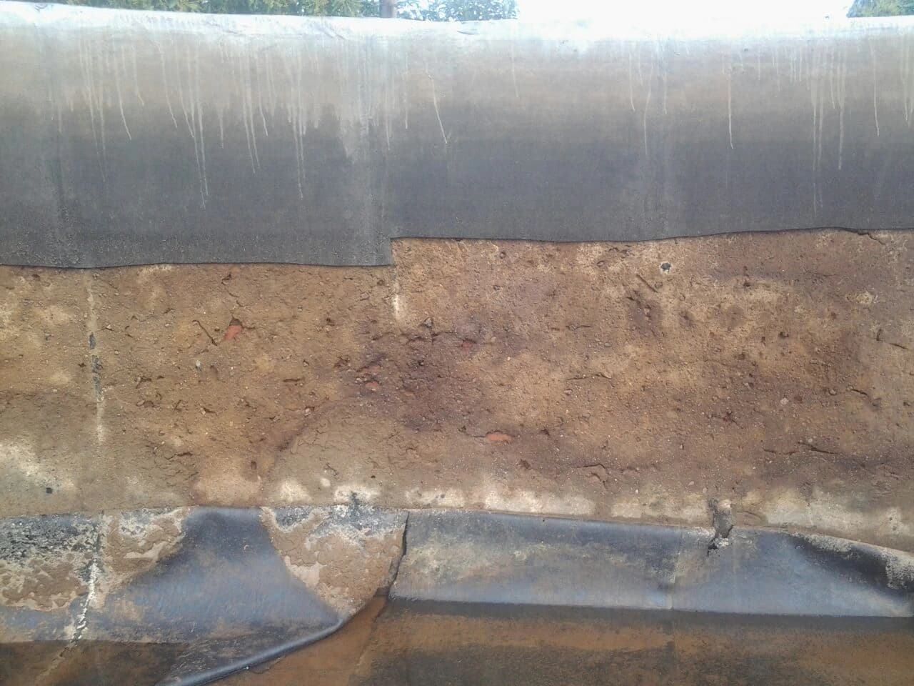 Dam lining repair and maintenance work for water retention